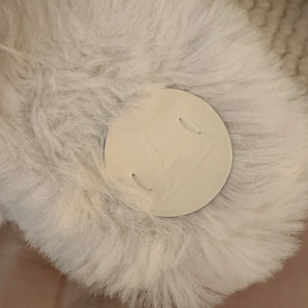 Anthropologie Plush Faux Fur Slippers- cream.  Worn once , too wide M/L - Picture 2 of 3